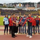  A modo de homenaje, se entregó a Christian Segarra, hijo del conductor, una camiseta de Deportivo Quito. 