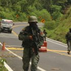  Control militar localizado dos kilómetros antes de entrar a la población de Mataje, en la provincia de Esmeraldas. 