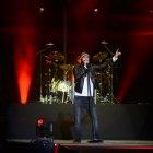  El cantante de la banda lució un gorro tejido nacional.  