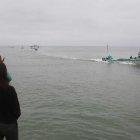  La mujer de 27 años no quiso abandonar el área del muelle sin antes tener noticias de su cónyuge, Roque Jacinto Anchundia López, que está desaparecido. 