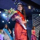  La nueva reina también se hizo acreedora a una beca de estudios. 