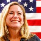  Mucarsel-Powell nació en Guayaquil y desde el 86 vive en Estados Unidos. Viajó a Norteamérica cuando tenía 14 años, en compañía de su madre y sus hermanas. 