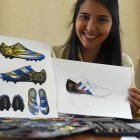  La artista paraguaya Lilian Cantero muestra los diseños de botas de fútbol que pintó a mano para la estrella argentina Lionel Messi y el jugador uruguayo Álvaro Pereira, en su casa de San Lorenzo, Paraguay. 