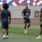  Neymar Jr. (c) participa en un entrenamiento durante la Copa Mundial de la FIFA Rusia 2018. 