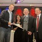  Óscar Guerra (medio) recibió en 2016 un reconocimiento por parte del Alcalde de Quito junto a familiares del artista.  