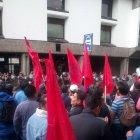  Manifestantes reclaman mejoras laborales. 
