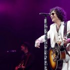  El compositor y cantante Enrique Bunbury interpreta uno de sus temas durante el concierto que ofrece esta noche en Zaragoza, dentro de la gira ‘Ex-Tour 17-18. 