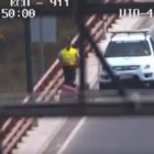  La conmovedora escena quedó registrada a la altura del puente del Chiche, en el oriente de la capital. 