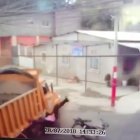  Tras el accidente, el hombre, identificado como Jonathan Solorzano Bravo, se encuentra con pronóstico reservado en el Hospital del IESS de Manta. 