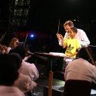  Justin Ruiz, de 10 años, fue el invitado de Dante Anzolini, para dirigir los últimos minutos a la orquesta.  