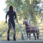  Horse Being cuenta la historia de Karen, una mujer trans que busca convertirse en un caballo. 