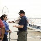  La esposa de Gabriel, junto a otro familiar, se mantiene al pie del muelle en espera de noticias. Han pasado dos días del incidente. 