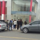  Los familiares se encuentran en las afueras de la Fiscalía.  