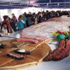  Los comensales fueron para comprar un pedazo de esta tremenda guagua.  