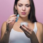  Las cremas aclaradoras para la piel son, de lejos, la práctica más común. Actúan inhibiendo la producción de melanina, el pigmento que se sintetiza por la exposición al sol 