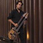  El músico ha sido considerado en la lista de los cinco guitarristas más rápidos de su país natal. 