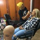  A pesar de que llegó tempranísimo a  arreglarse, al final su tiempo se complicó 