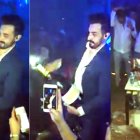  Momento en el que al hombre se le cae la botella de champagne al intentar abrirla. 