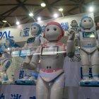  Este robot blanco, con ribete rosa o azul, permite, por ejemplo, a los padres hablar a distancia con su hijo o vigilarlo gracias a sensores que oyen y ven todo lo que sucede a su alrededor. 