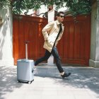  Esta maleta inteligente puede rodar un aproximado de 20 kilómetros de forma continua y autónoma. 