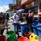  Referencial. La recomendación es que los vecinos vayan llenando sus baldes para los días sin agua.  