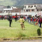  Personal de emergencia realiza la evacuación de los estudiantes.  