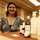  Nassim Smith es la creadora de Artysia, quien lanzó la marca den 2017.  