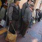   Desde antes de las 09:00 la gente espera para recibir las donaciones. 