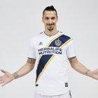  “Soy como Benjamin Button: nací viejo y moriré jóven”, comentó Zlatan después de jugar 19 minutos con los LA Galaxy y marcar dos goles. 