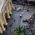  Los fieles que asistieron a la Catedral de Campinas se congregaron en los exteriores del templo luego del tiroteo. 