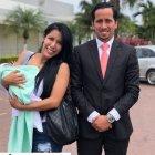  El abogado Ronald Cantos junto a Margareth Campuzano. 