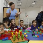  En las guarderías, las educadoras parvularias, ayudantes de párvulos y madres comunitarias, son las encargadas de la atención de los pequeños. 