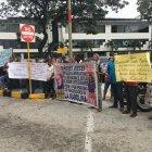  Los moradores se acercaron con pancartas a los alrededores del Albán Borja donde se ubican los juzgados.  