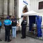  Una señora había montado su puesto en los exteriores del templo y no contaba con los permisos. 