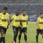  Una vez que el árbitro dio el pitazo final, tanto los jugadores canarios como el cuerpo técnico salieron de la cancha, dejando a entrever una clara molestia colectiva. 