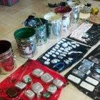  Las canecas de pintura habrían sido donadas para trabajos de reparación del interior del centro 