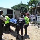  Según sus allegados el pescador caminó hasta el balcón presumiblemente para orinar, pero con tan mala suerte que al hacerlo su cuerpo se balanceó en un espacio donde no había barandas y cayó al vació. 