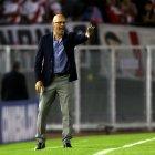  DT de Emelec, Alfredo Arias, en el partido frente a River Plate.  