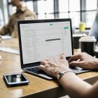  Imagen referencial. Capacitaciones en entornos virtuales, jefes de inteligencia artificial y chips implantados bajo la piel, son las nuevas tendencias. 