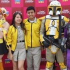  Estudiantes se retratan junto a cosplayers.  