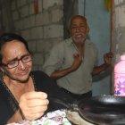  Adalfina Barriento recoge los enseres de su hija Vanessa. Atrás, llora el padre del presunto homicida. 