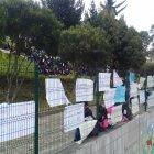  Los estudiantes pusieron carteles en señal de protesta.  