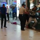  El sujeto se golpeó contra una de las vitrinas de uno de los locales.  