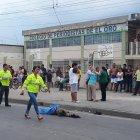  Familiares reconocieron el cadáver del exconcejal en la vía.  