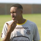  Actualmente trabaja para la Prefectura del Guayas y da clases de fútbol a niños en el Guasmo Norte. 