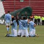  Los futbolistas celebraron el gol de la Hormiga Paredes.  