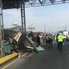  Tras el choque, los afectados quedaron tendidos en el piso entre los restos de la estructura metálica destruida. 