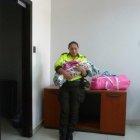  La pequeña permanece al cuidado de agentes de la Dinapen.  