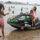  Visitantes disfrutan de las playas en el feriado. 
