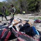  Los sacos a simple vista tenían varias envolturas adhesivas, que al parecer las mafias narcodelictivas las utilizan para que la droga no le filtre el agua. 